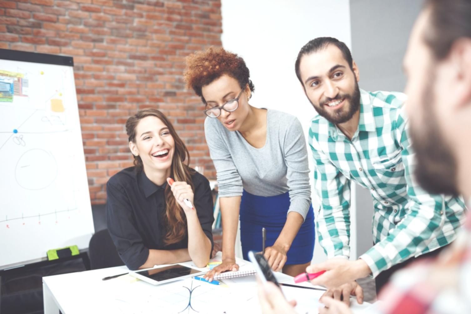 Arbeitsplatz mit Personalverwaltungsdokumenten und Computer